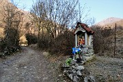 09 Sul sent. DOL 802 accanto al rio con cappelletta della Madonna